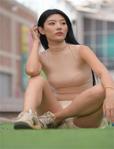 赤裸红唇